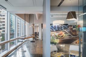 现代办公室玻璃隔断效果图