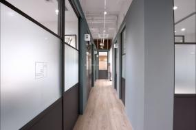 现代办公室玻璃隔断门装修设计图大全