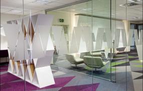 写字楼公司玻璃隔断门装修效果图