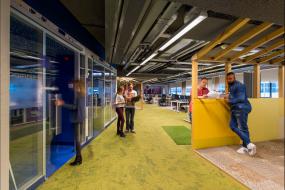 外国公司办公室最新室内装修设计图片