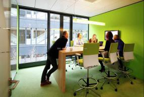 最新投资公司办公室装饰实景图