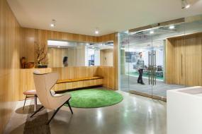 创意公司前台背景墙展示架设计