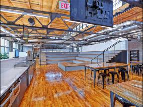 体育运动公司办公室室内装修实景图