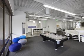 最新玩具公司办公室室内装饰图片