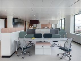 最新稳重厚重办公室装饰实景图