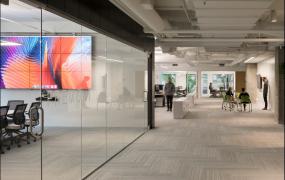 外国公司玻璃隔断设计装饰效果图片