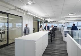 2018年外国公司玻璃隔断装修效果图