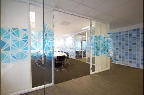 外国公司玻璃隔断装修设计效果图大全