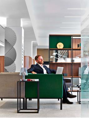 外国公司玻璃隔断装修方案效果图