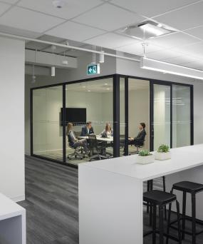 2018外国公司玻璃隔断装修效果图