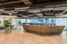 最新工业公司前台装饰实景图