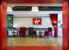 最新服装公司前台装饰实景图