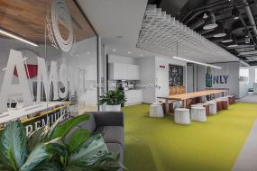 金融公司办公室玻璃隔断装修设计图片