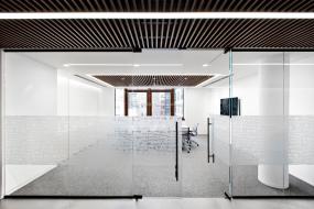 金融公司办公室玻璃隔断装修高清图片大全