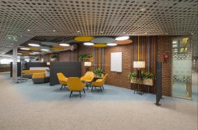 科技公司办公室玻璃隔断设计装饰图