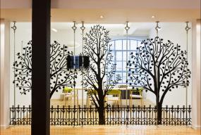 最新科技公司办公室玻璃隔断装饰设计图