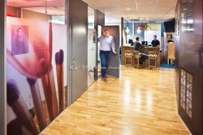 科技公司办公室玻璃隔断设计装修效果图