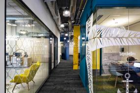 金融公司办公室玻璃隔断装修方案效果图