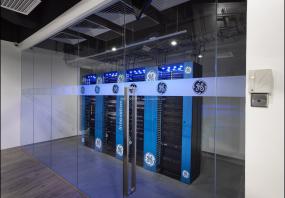 游戏公司办公室玻璃隔断设计装修效果图片