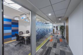 最新科技公司办公室玻璃隔断效果图