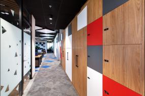 游戏公司办公室玻璃隔断装修设计效果图