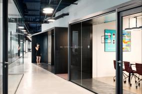 最新游戏公司办公室玻璃隔断设计图片