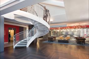 最新金融公司办公室玻璃隔断效果图