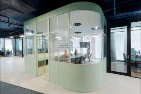 最新游戏公司办公室玻璃隔断设计装修图片