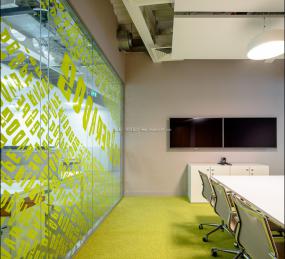 最新金融公司办公室玻璃隔断装饰实景图