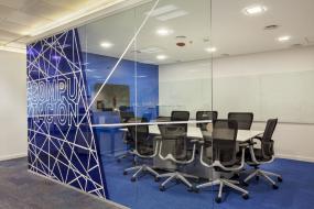 游戏公司办公室玻璃隔断装修实景图片