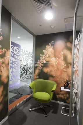 游戏公司办公室玻璃隔断装潢效果图片