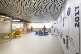 科技公司办公室玻璃隔断设计装饰效果图