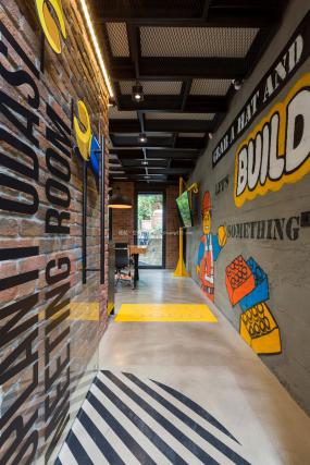 科技公司办公室玻璃隔断装修高清图片