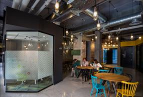 金融公司办公室玻璃隔断装潢效果图