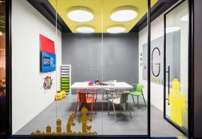 金融公司办公室玻璃隔断装修实景图图片