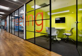 游戏公司办公室玻璃隔断装饰图片
