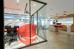 游戏公司办公室玻璃隔断设计装修图片