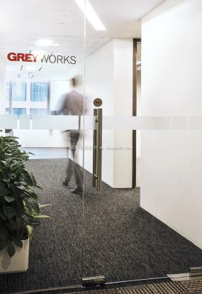 金融公司办公室玻璃隔断装修装潢效果图