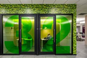 最新游戏公司办公室玻璃隔断装修设计效果图