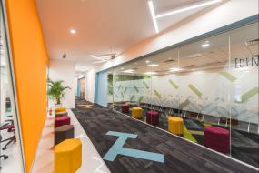 金融公司办公室玻璃隔断装修实物图片