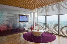 科技公司办公室玻璃隔断装修效果图