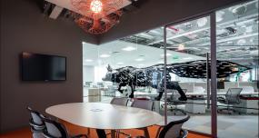 高端金融公司办公室玻璃隔断装修效果图