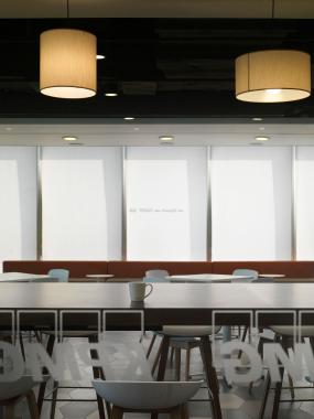 游戏公司办公室玻璃隔断装饰设计效果图大全