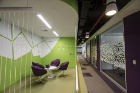 游戏公司办公室玻璃隔断装修方案效果图