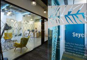 金融公司办公室玻璃隔断装潢效果图片