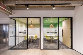 最新互联网公司办公室玻璃隔断装修设计效果图