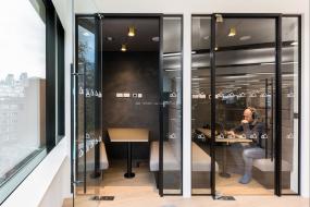 电子科技公司办公室玻璃隔断设计装修图片