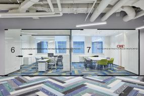 广告公司办公室玻璃隔断设计效果图片