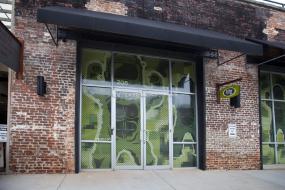 高档广告公司办公室玻璃隔断装修图片