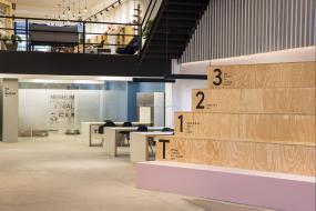 2018年IT公司办公室玻璃隔断装修效果图